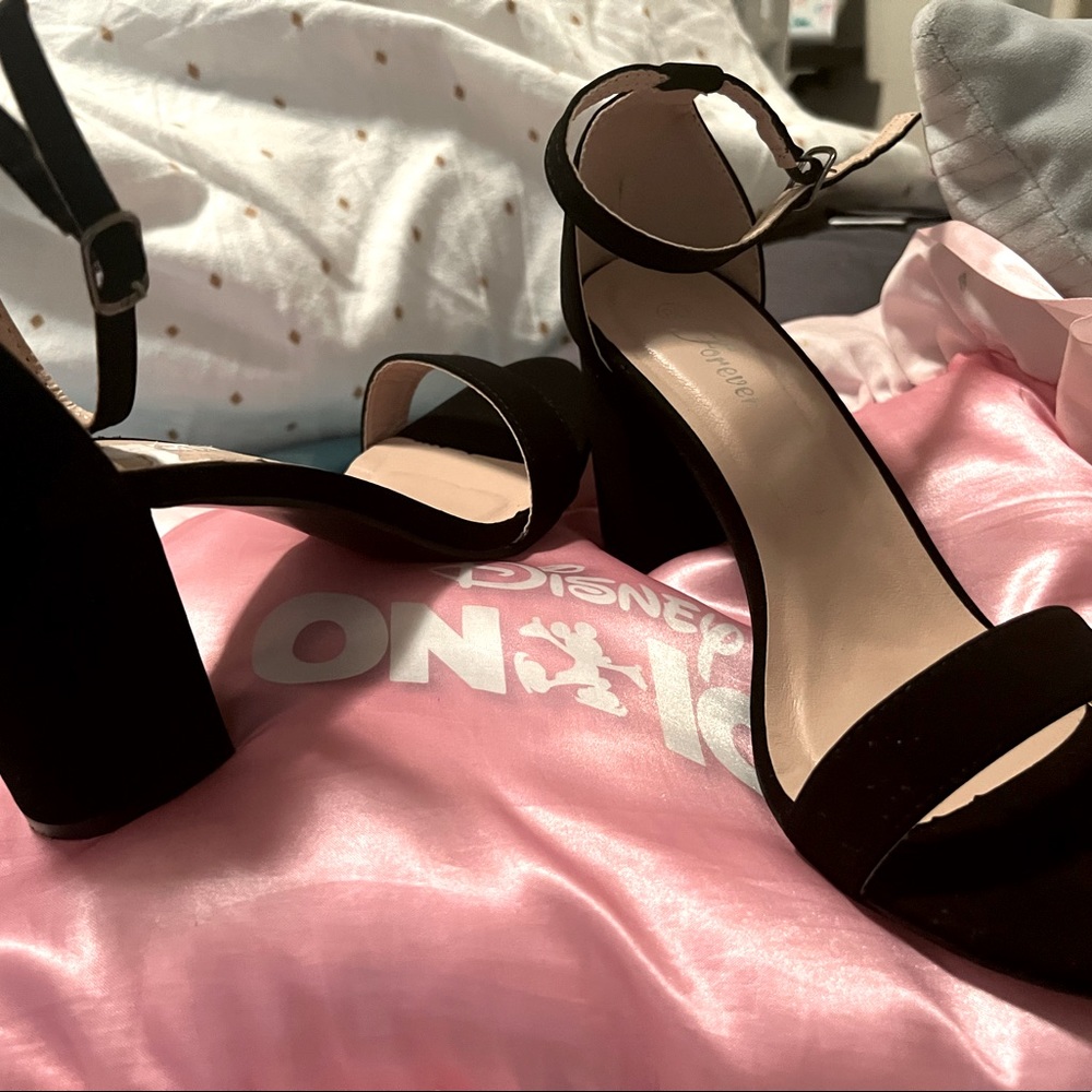 Black, ankle, medium heel. Thick heel.